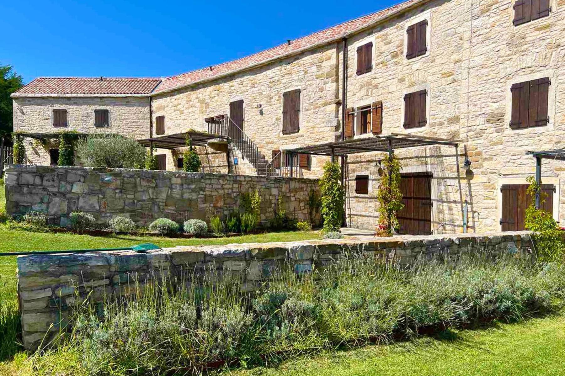 Villas Martincici With Large Pool Grožnjan Exteriör bild